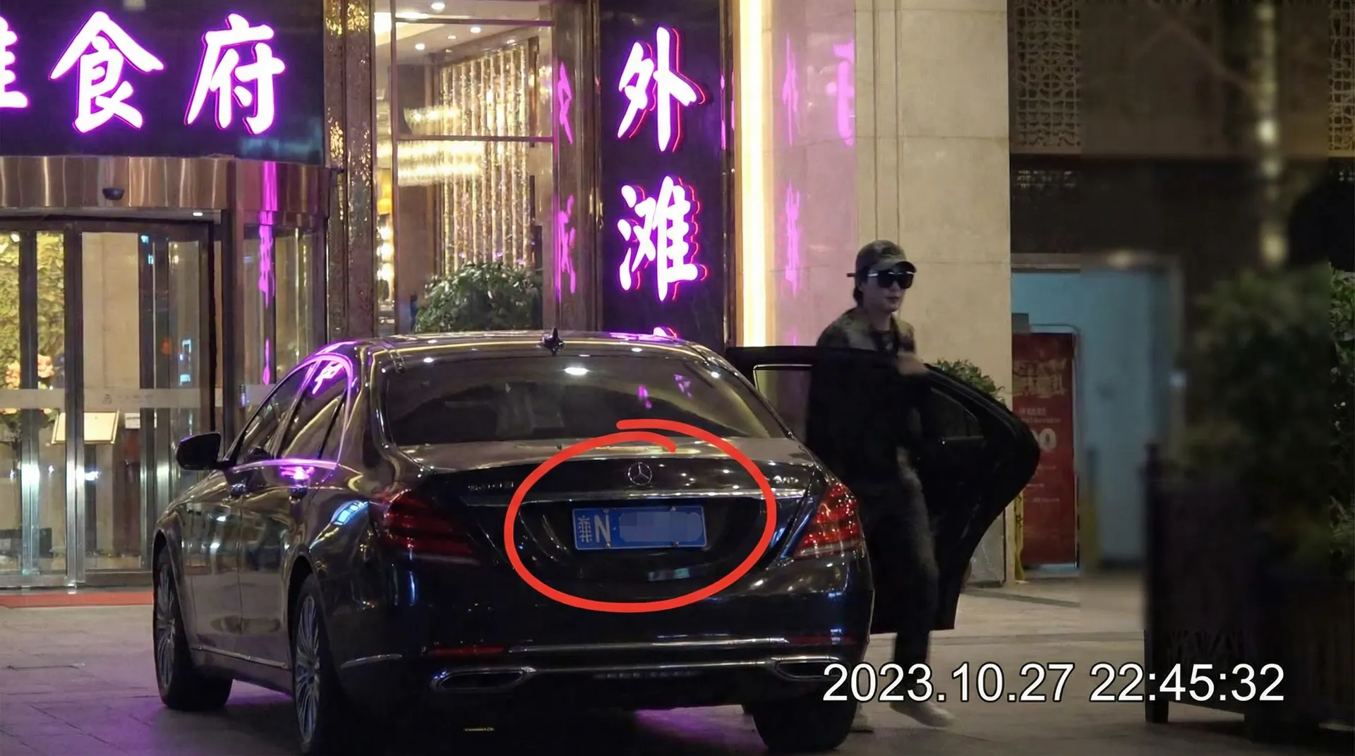 精神小妹 - 美女系列与极品写真推荐 - 豪车餐厅外偷拍